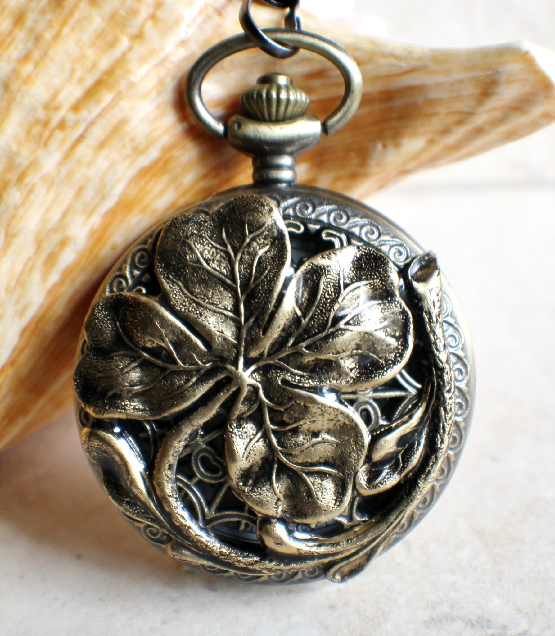 IMG_1032.jpg Four leaf clover pocket watch in bronze, battery operated. - Image 1